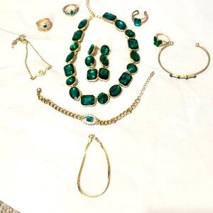 Women’s 11pc Faux Emerald, and gold jewelry set. Worn once in great condition!